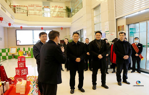 在元旦佳节即将来临之际,特区党委书记鲍吉克率队看望慰问六枝境内